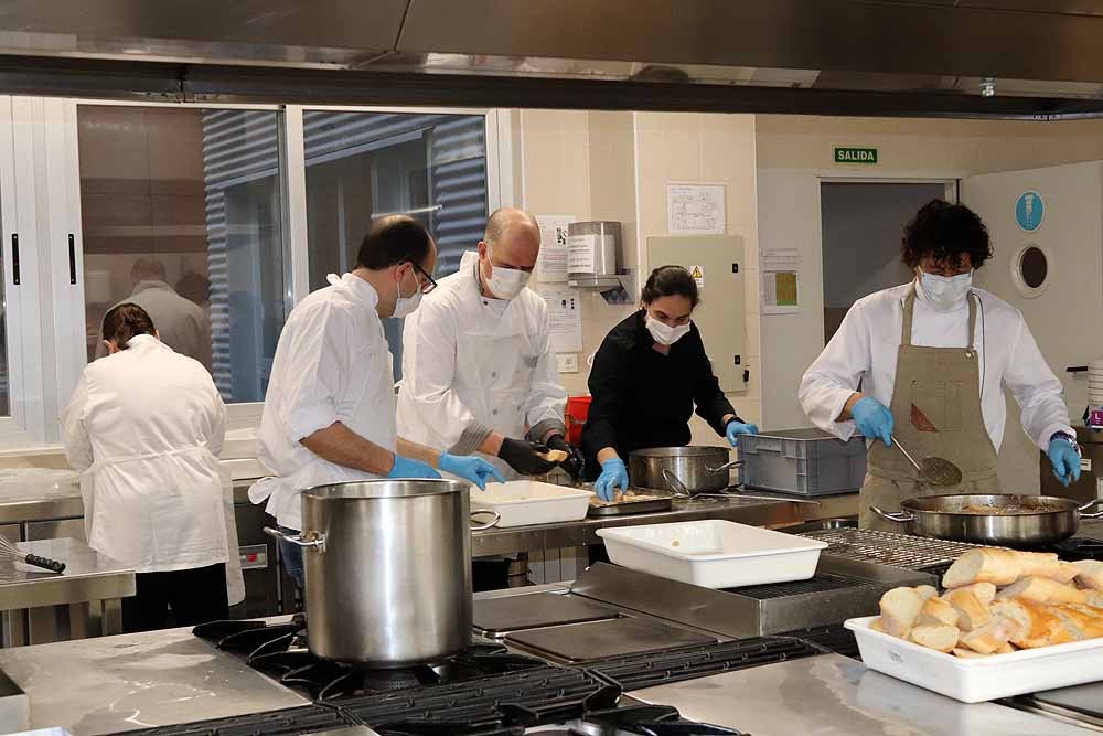 Fotos: Los cocineros de Burgos preparan torrijas para el personal del HUBU