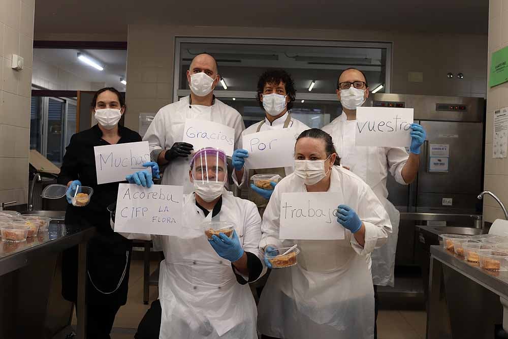 Fotos: Los cocineros de Burgos preparan torrijas para el personal del HUBU