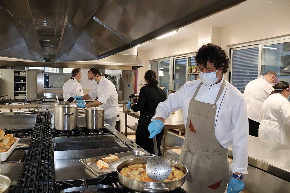 Fotos: Los cocineros de Burgos preparan torrijas para el personal del HUBU