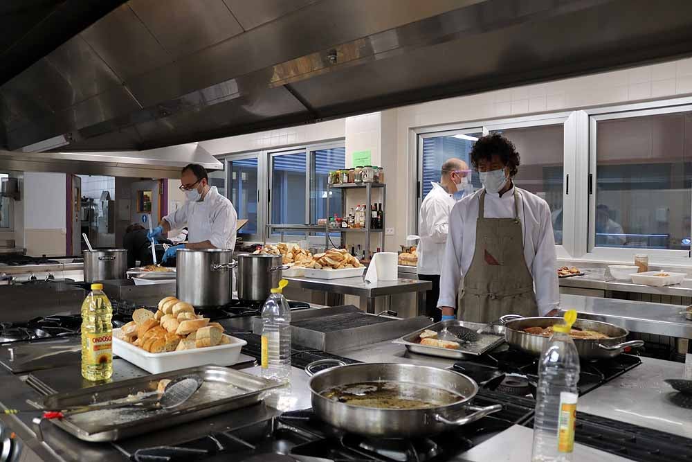 Fotos: Los cocineros de Burgos preparan torrijas para el personal del HUBU