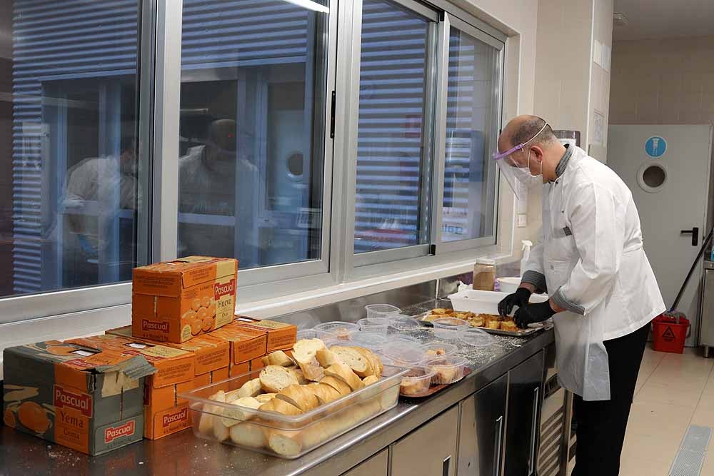 Fotos: Los cocineros de Burgos preparan torrijas para el personal del HUBU