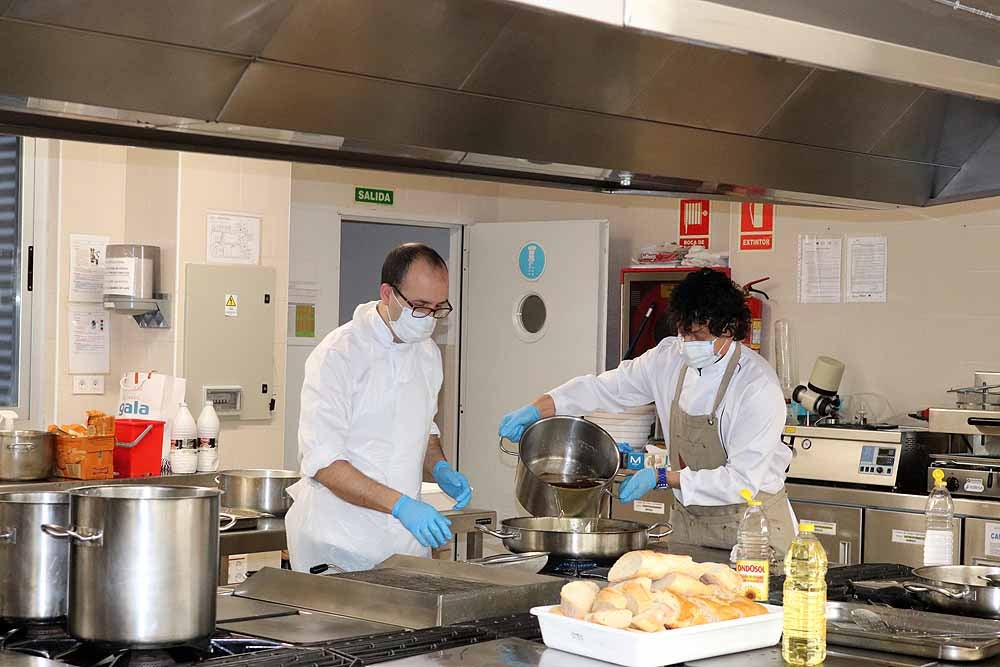 Fotos: Los cocineros de Burgos preparan torrijas para el personal del HUBU