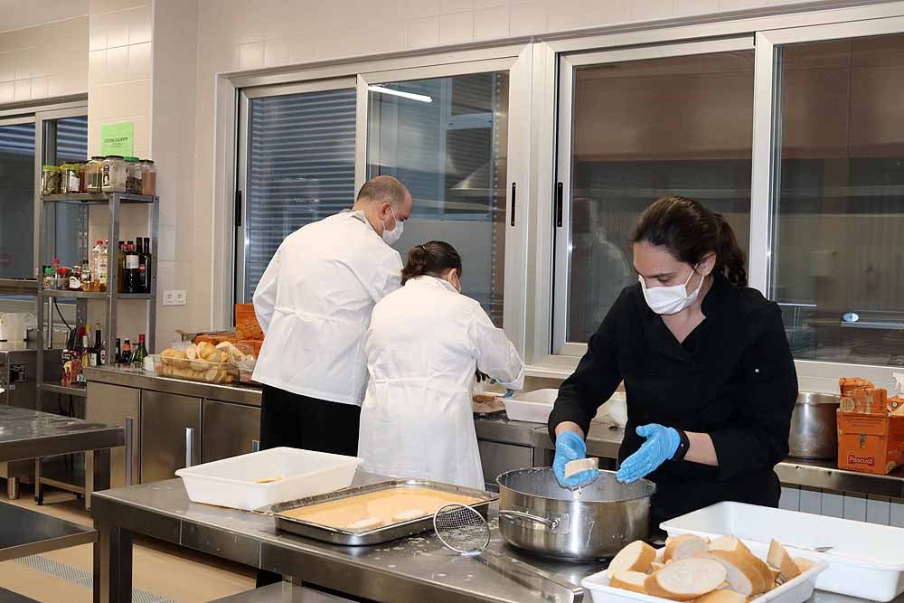 Fotos: Los cocineros de Burgos preparan torrijas para el personal del HUBU