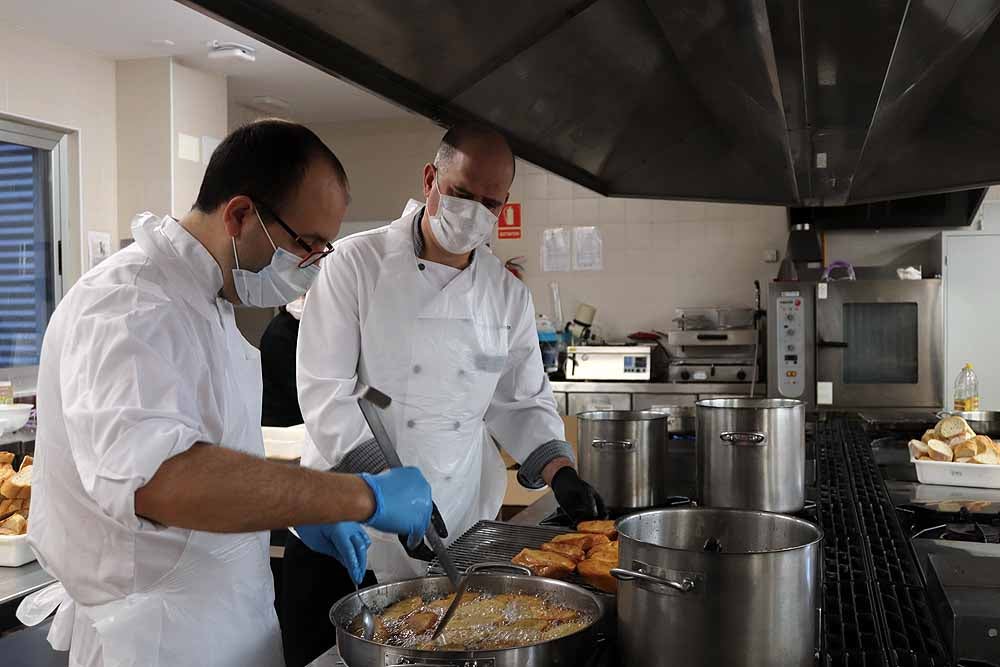 Fotos: Los cocineros de Burgos preparan torrijas para el personal del HUBU