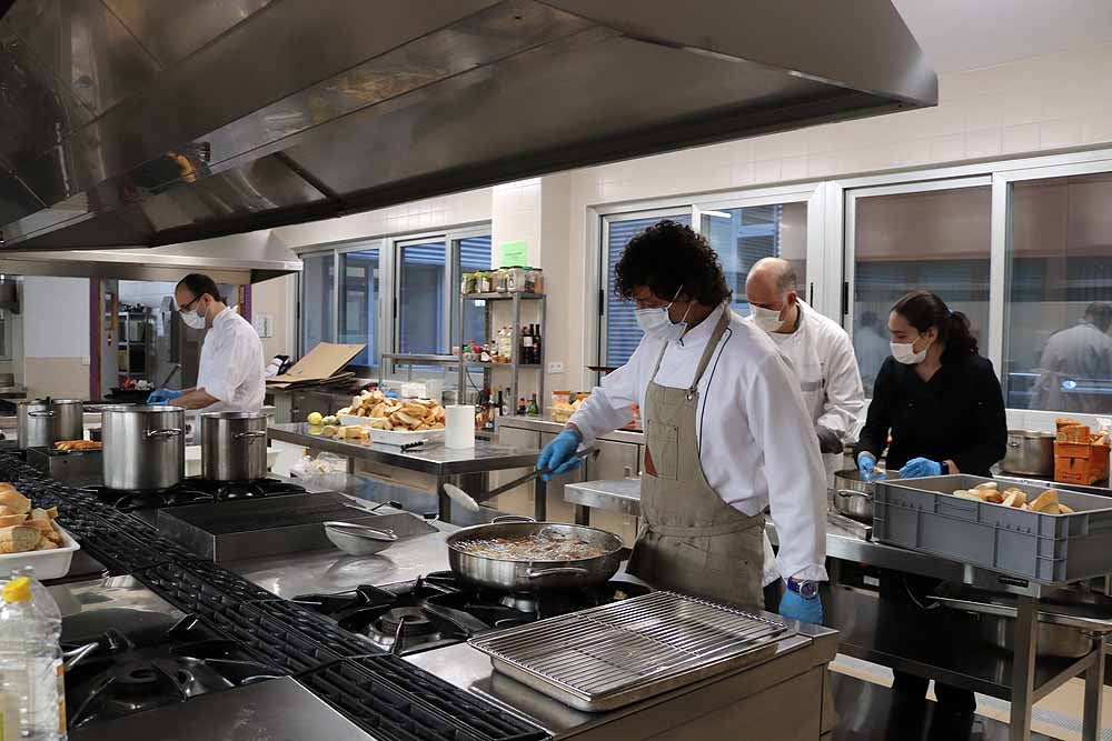 Fotos: Los cocineros de Burgos preparan torrijas para el personal del HUBU