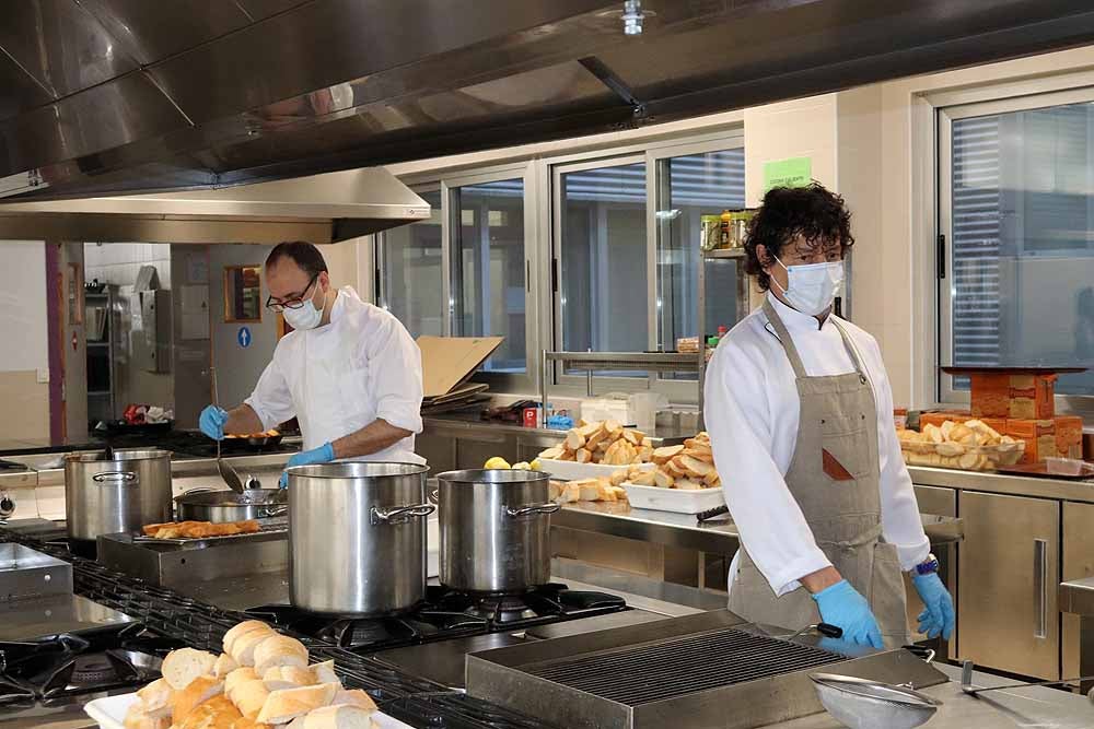 Fotos: Los cocineros de Burgos preparan torrijas para el personal del HUBU