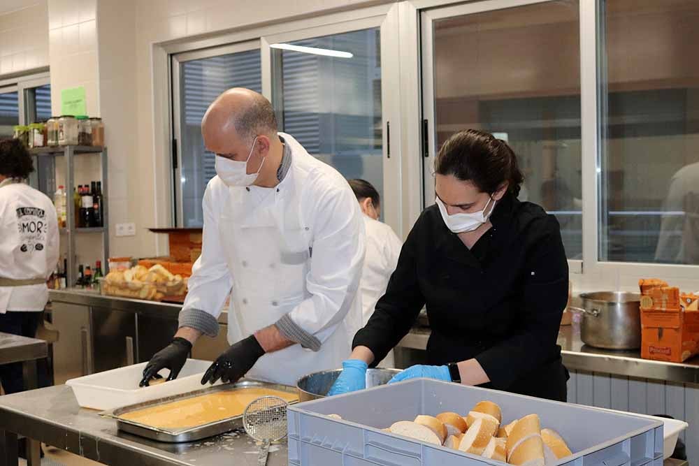 Fotos: Los cocineros de Burgos preparan torrijas para el personal del HUBU