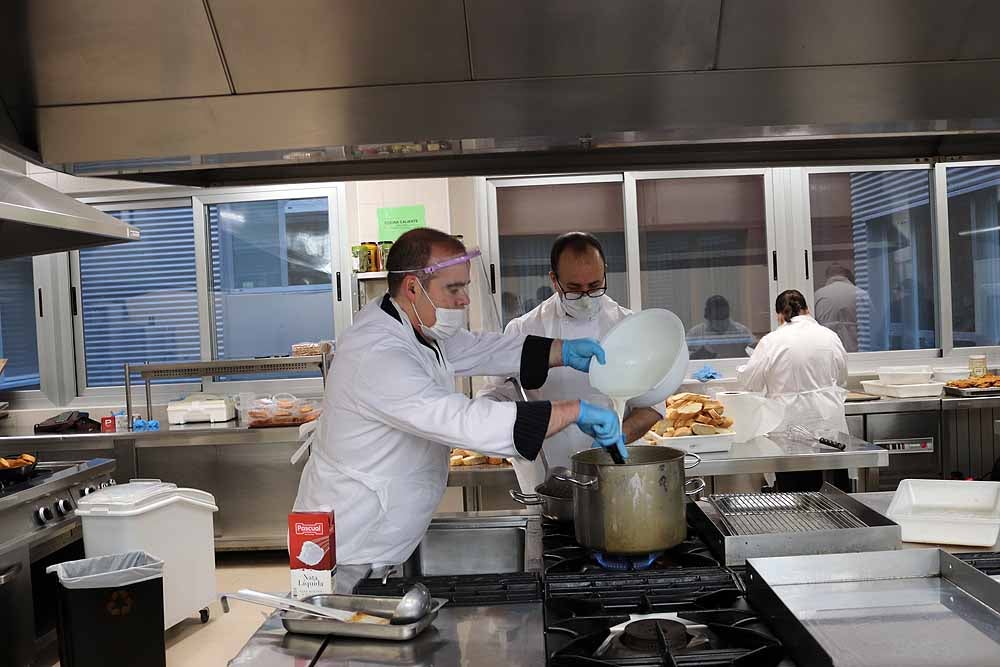 Fotos: Los cocineros de Burgos preparan torrijas para el personal del HUBU