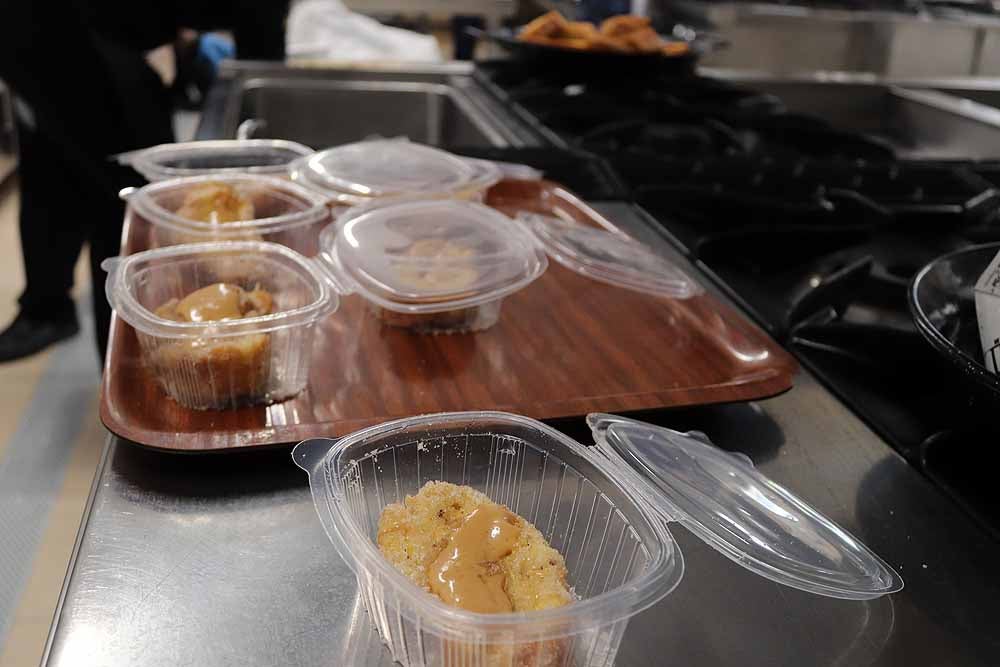 Fotos: Los cocineros de Burgos preparan torrijas para el personal del HUBU