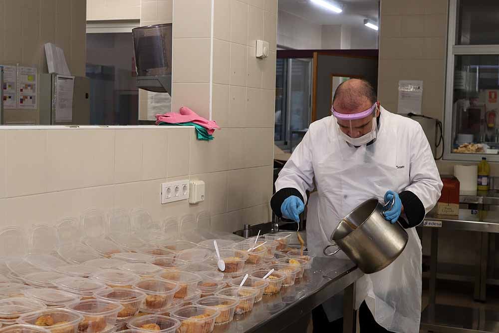 Fotos: Los cocineros de Burgos preparan torrijas para el personal del HUBU