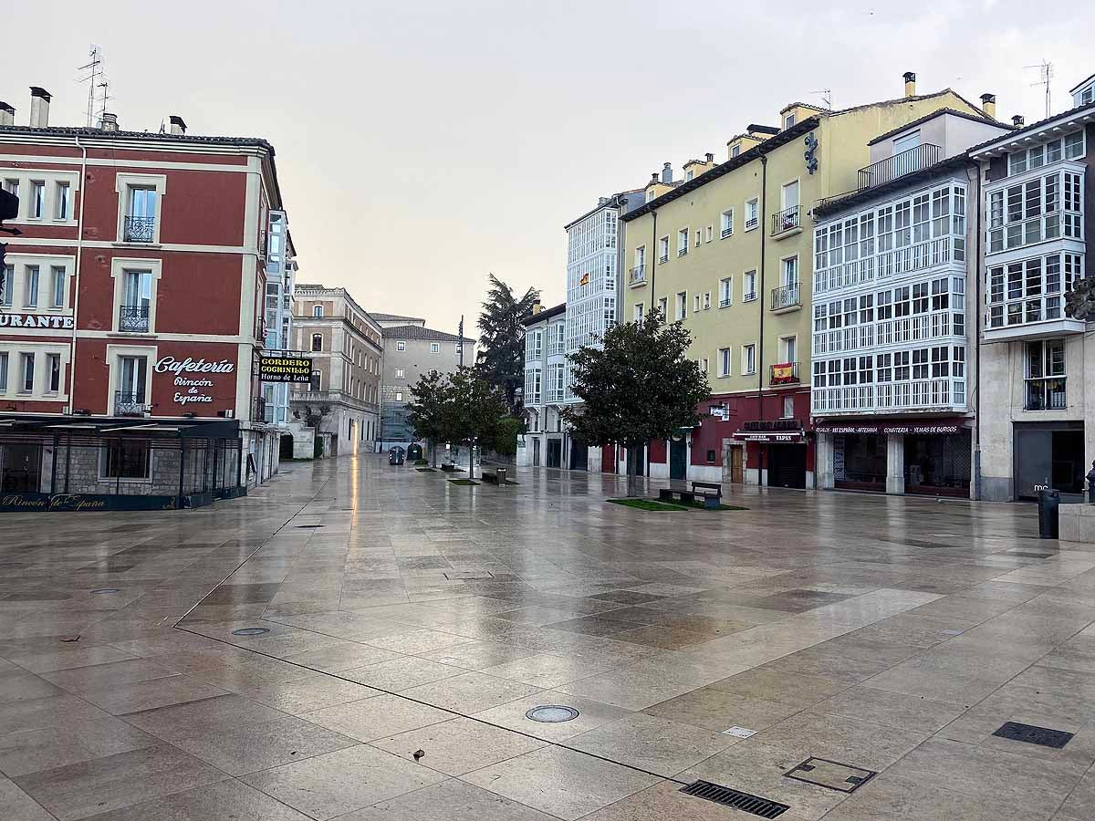 La Catedral, donde se hubiesen congregado este Viernes Santo cientos de personas, sobrecoge bajo la lluvia y la sombra del coronavirus.