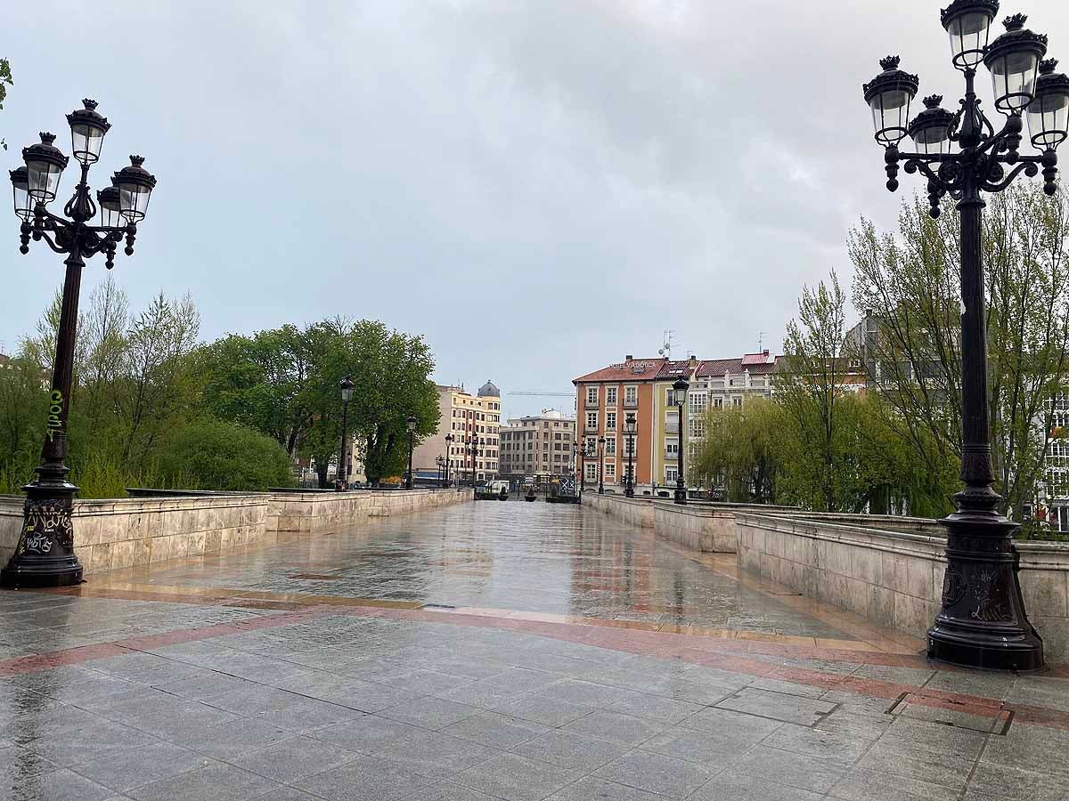 La Catedral, donde se hubiesen congregado este Viernes Santo cientos de personas, sobrecoge bajo la lluvia y la sombra del coronavirus.