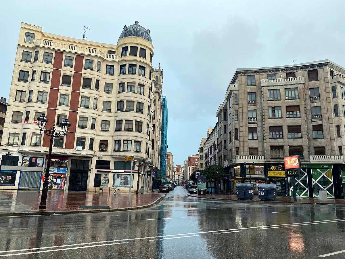 La Catedral, donde se hubiesen congregado este Viernes Santo cientos de personas, sobrecoge bajo la lluvia y la sombra del coronavirus.