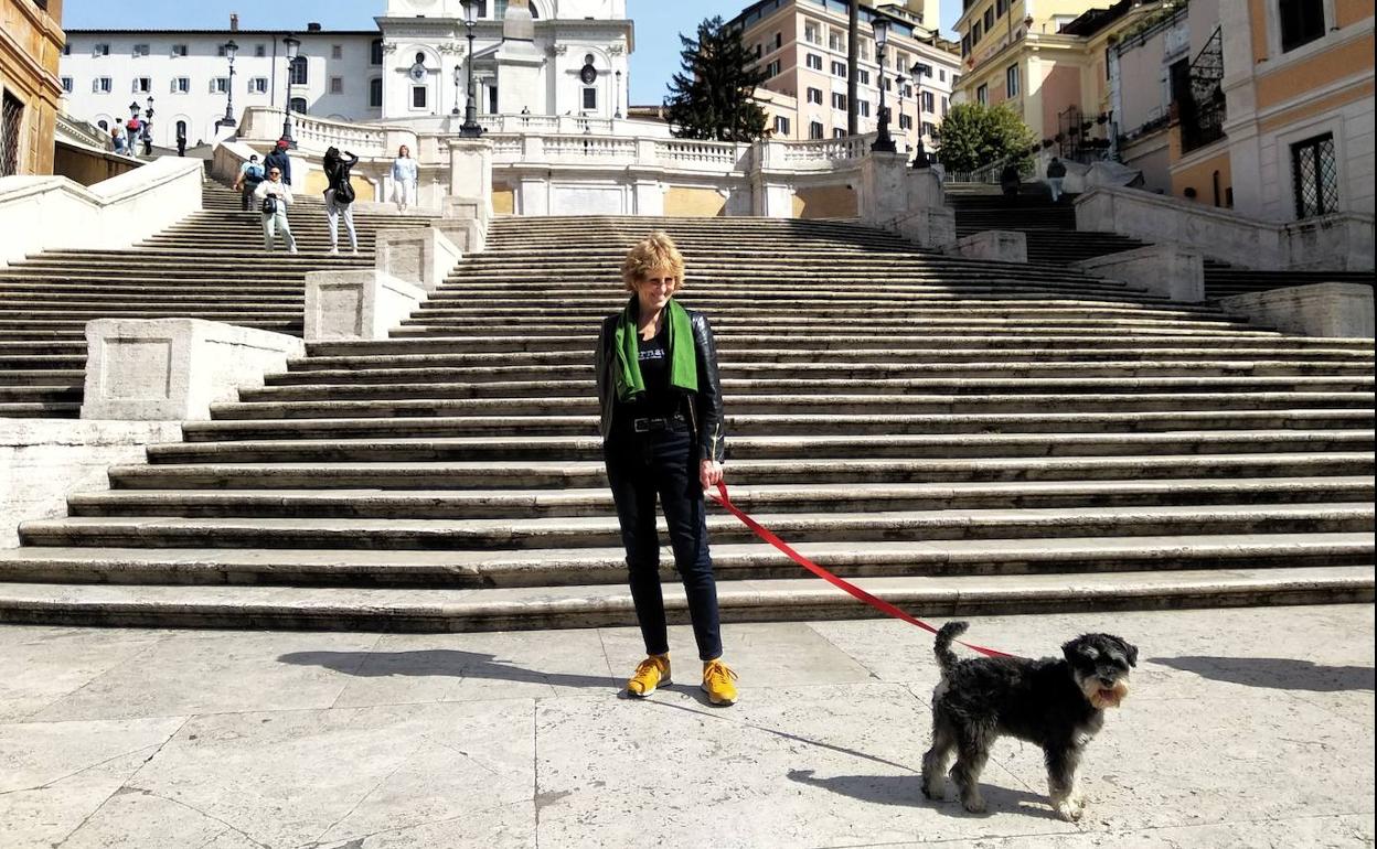 Mercedes Milá, con su perro Scott, durante la grabación en Roma.