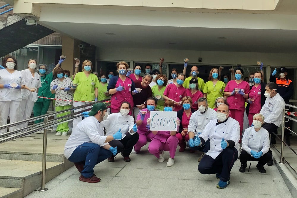 Fotos: Los cocineros de Burgos llevan torrijas a las residencias de mayores