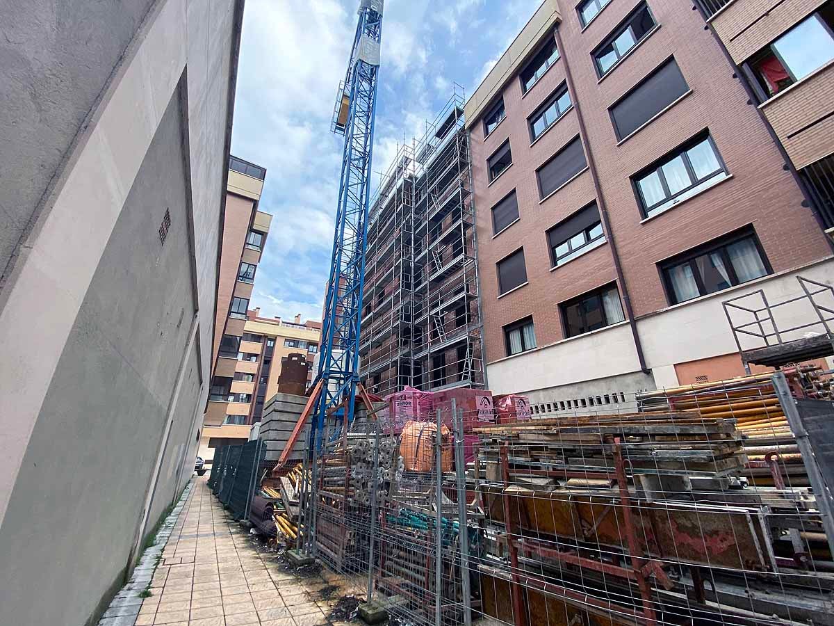 Este lunes se ha visto más peatones y más tráfico en la capital.