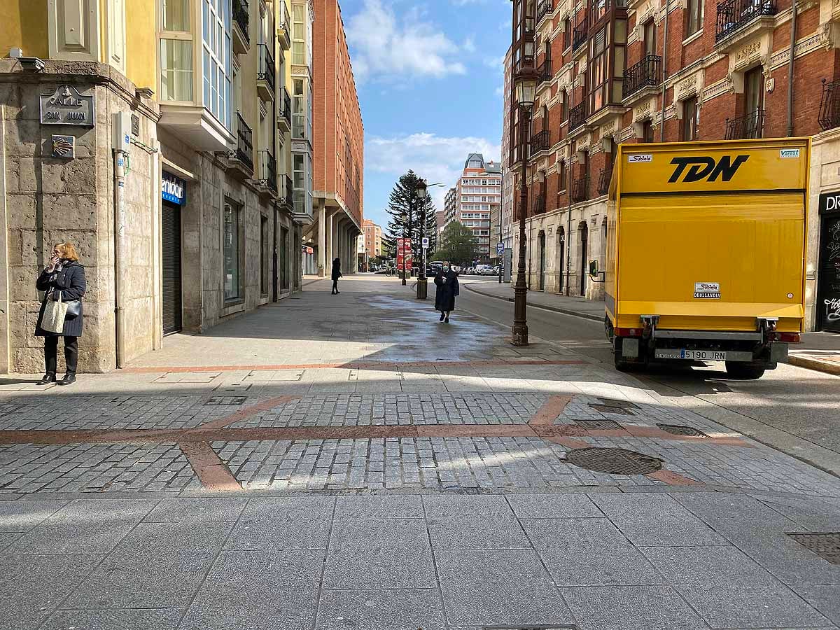 Este lunes se ha visto más peatones y más tráfico en la capital.