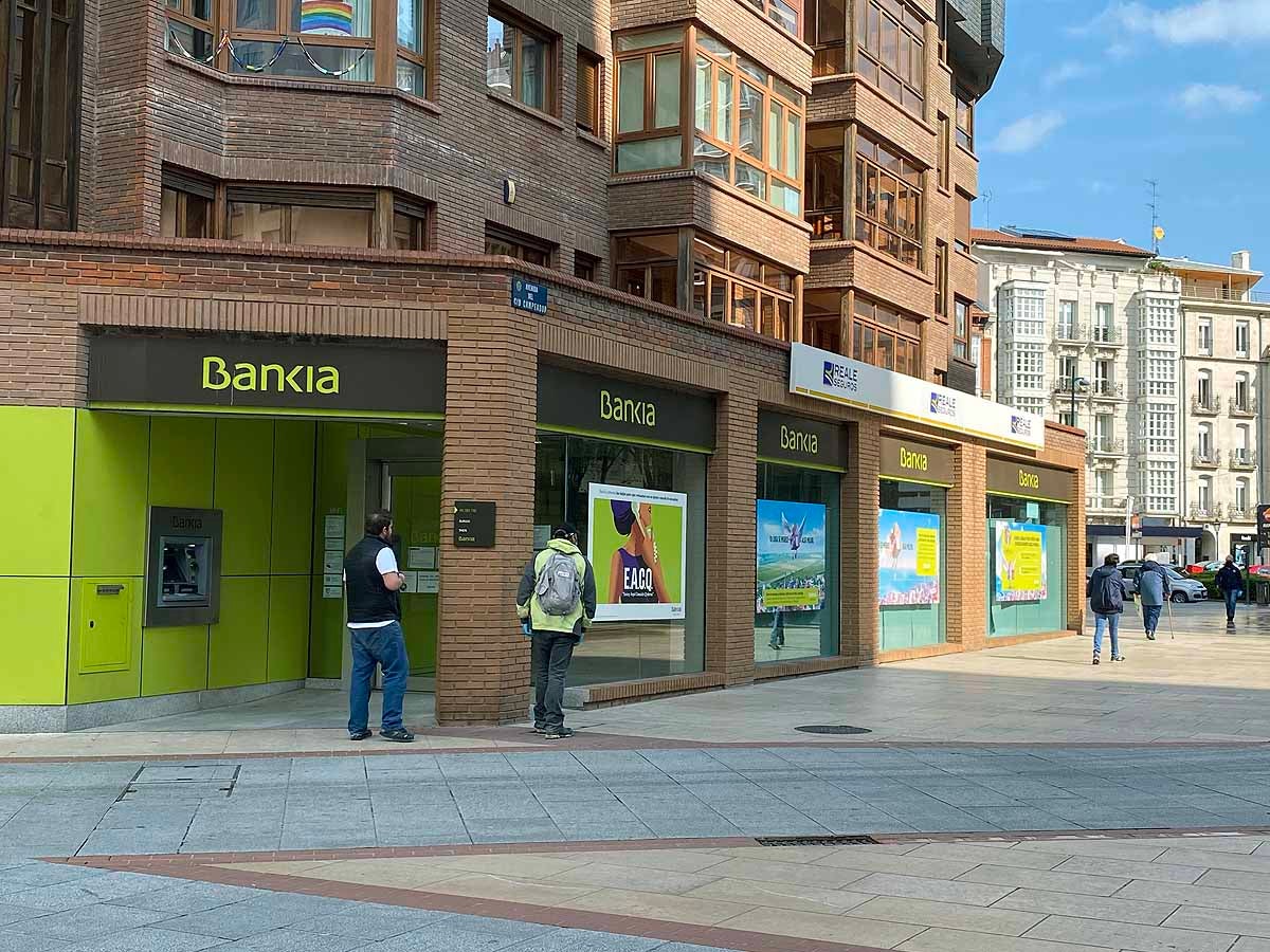 Este lunes se ha visto más peatones y más tráfico en la capital.