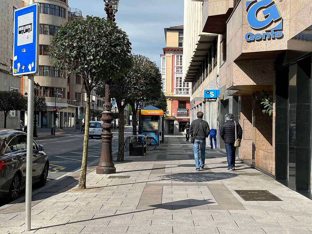 Este lunes se ha visto más peatones y más tráfico en la capital.