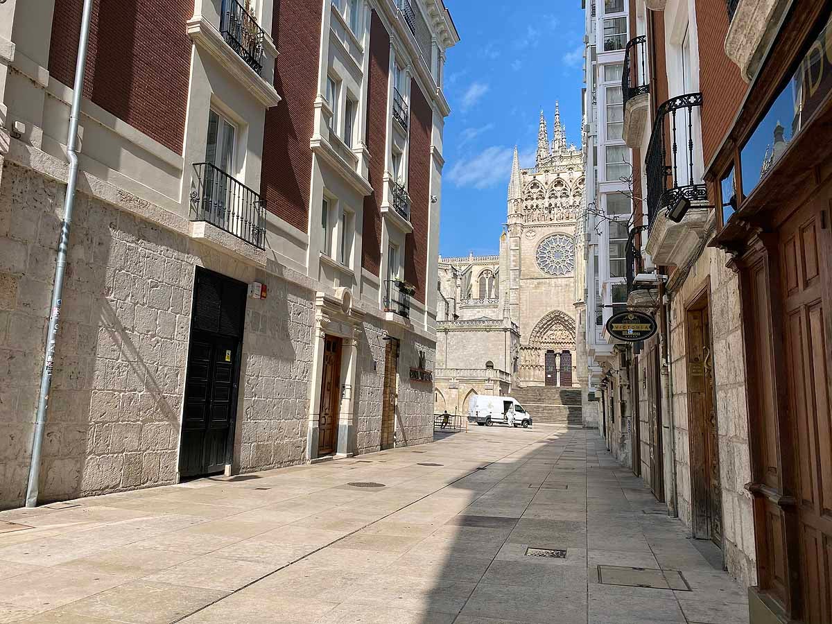 Este lunes se ha visto más peatones y más tráfico en la capital.