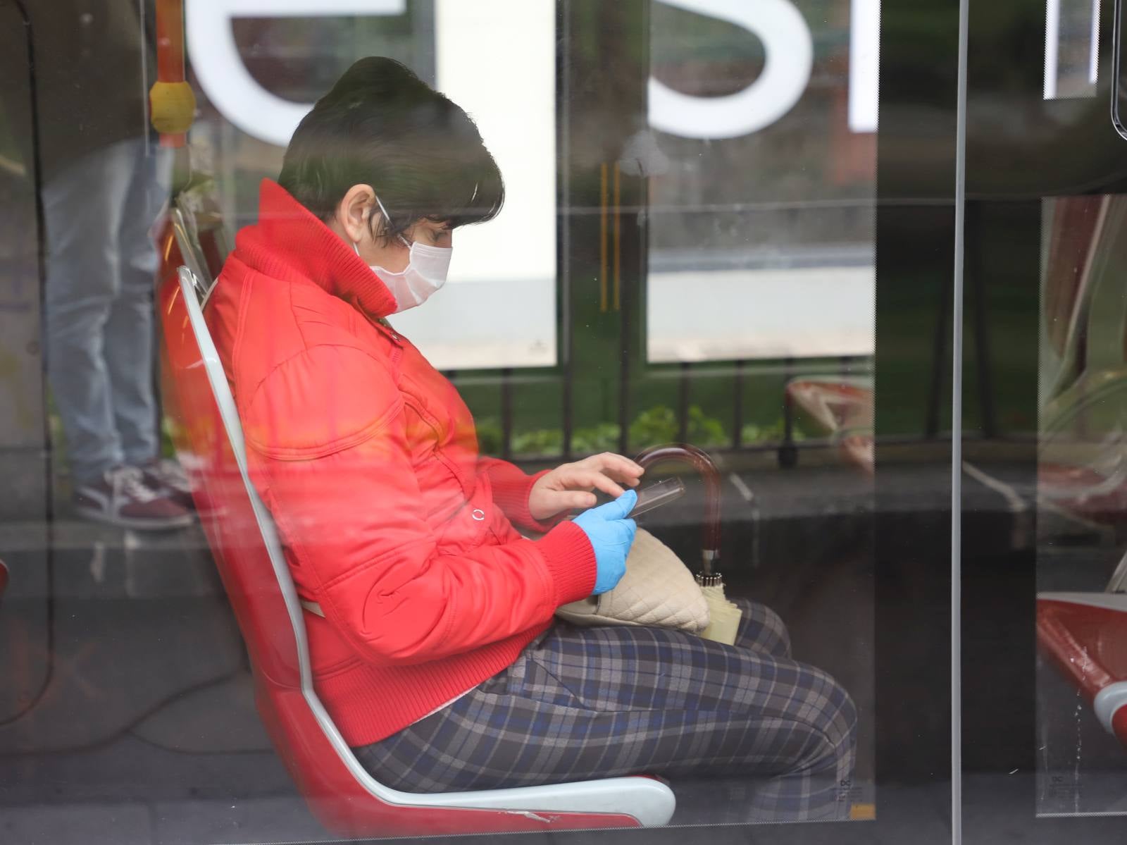 Fotos: Comienza el reparto de mascarillas en los autobuses urbanos