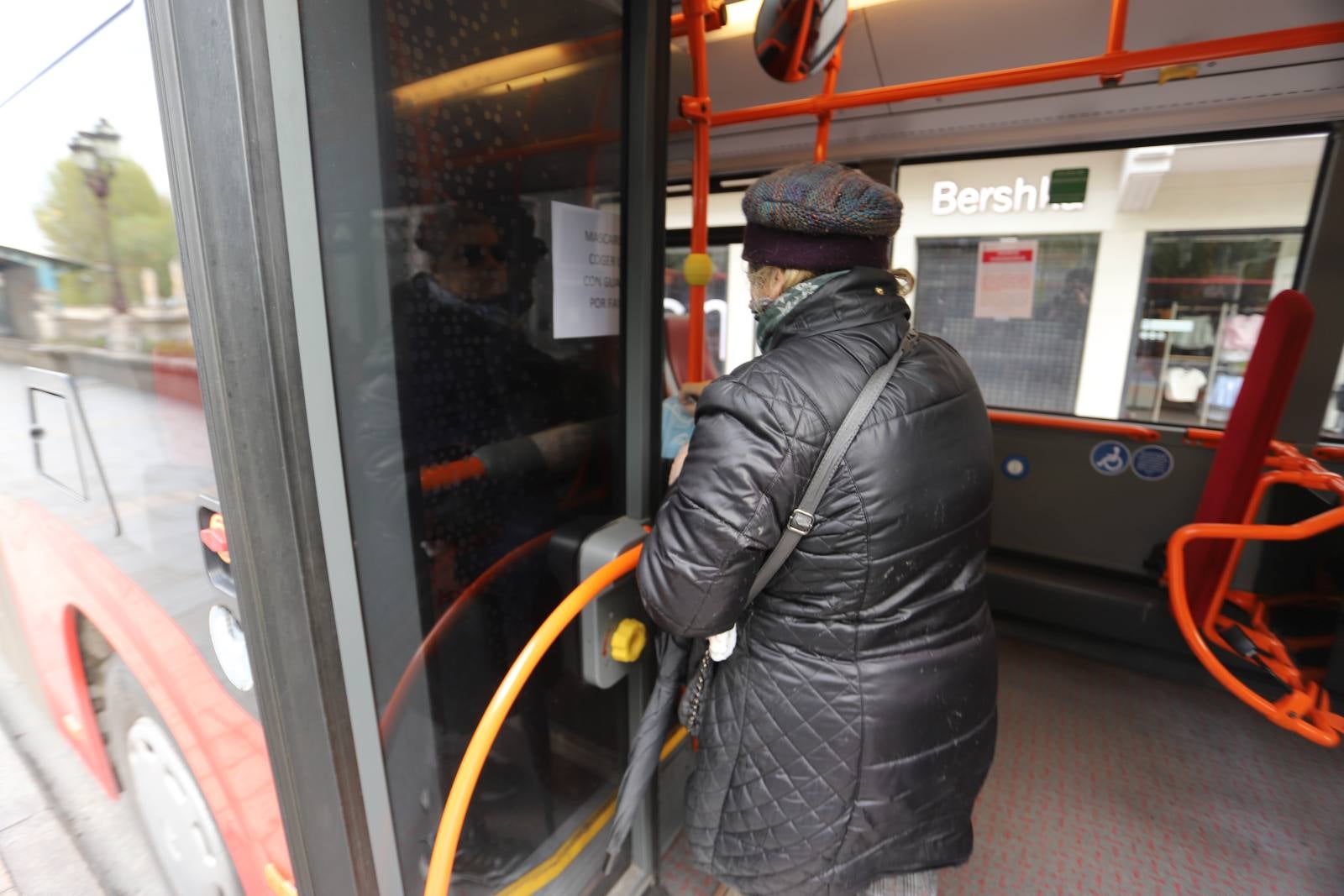 Fotos: Comienza el reparto de mascarillas en los autobuses urbanos