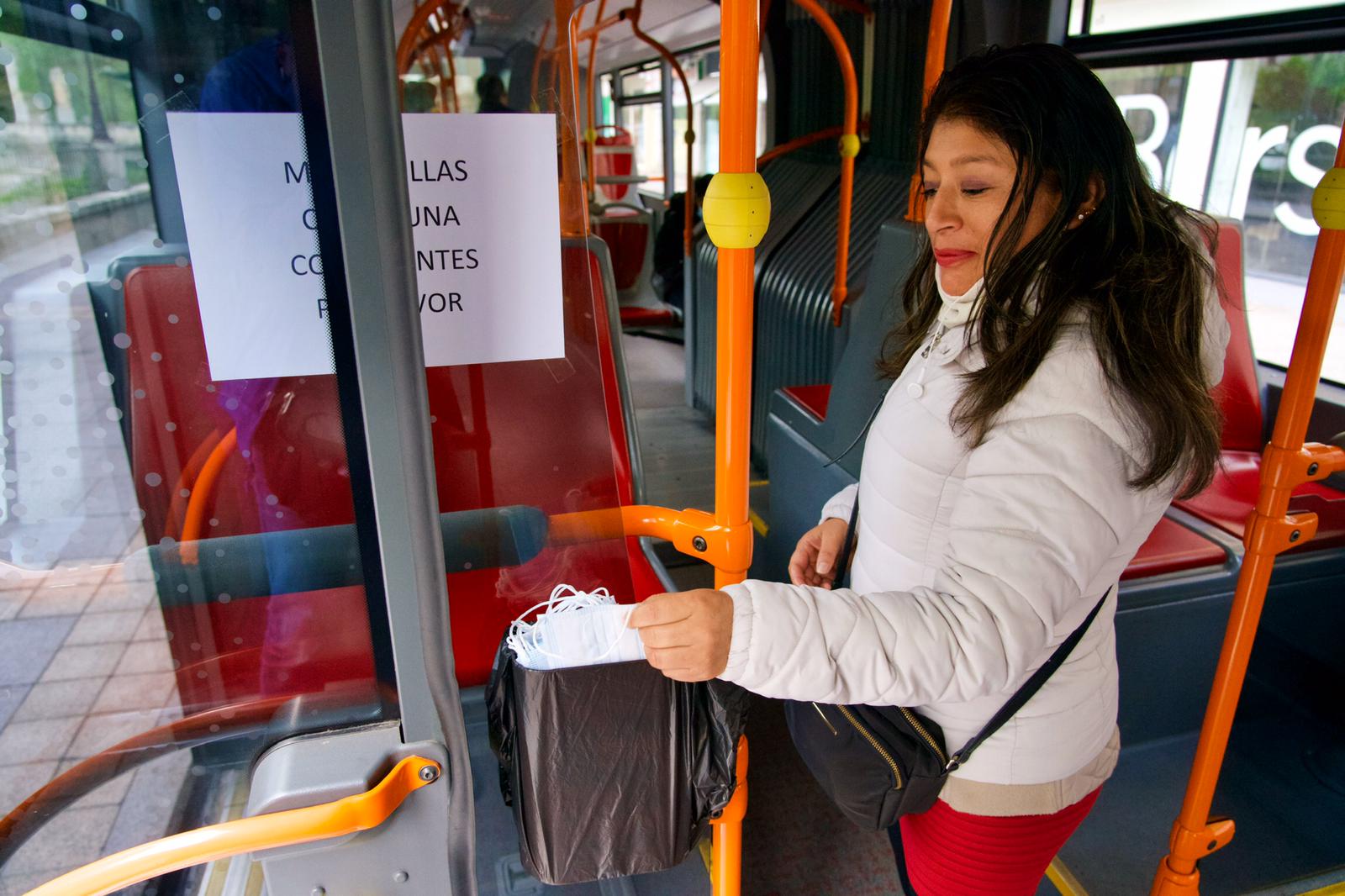 Fotos: Comienza el reparto de mascarillas en los autobuses urbanos