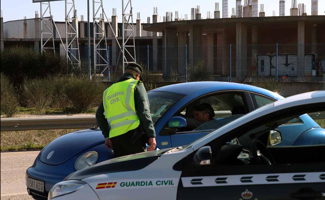 Imagen de un control de la Guardia Civil en la campaña de Semana Santa