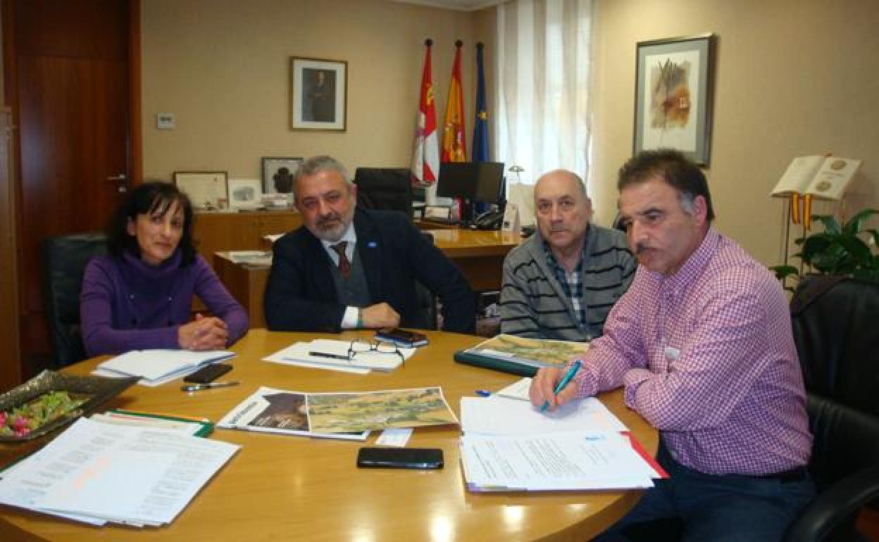 Imagen de archivo de una reuniòn entre miembros de la Asociación con el subdelegado de Gobierno de Burgos. 