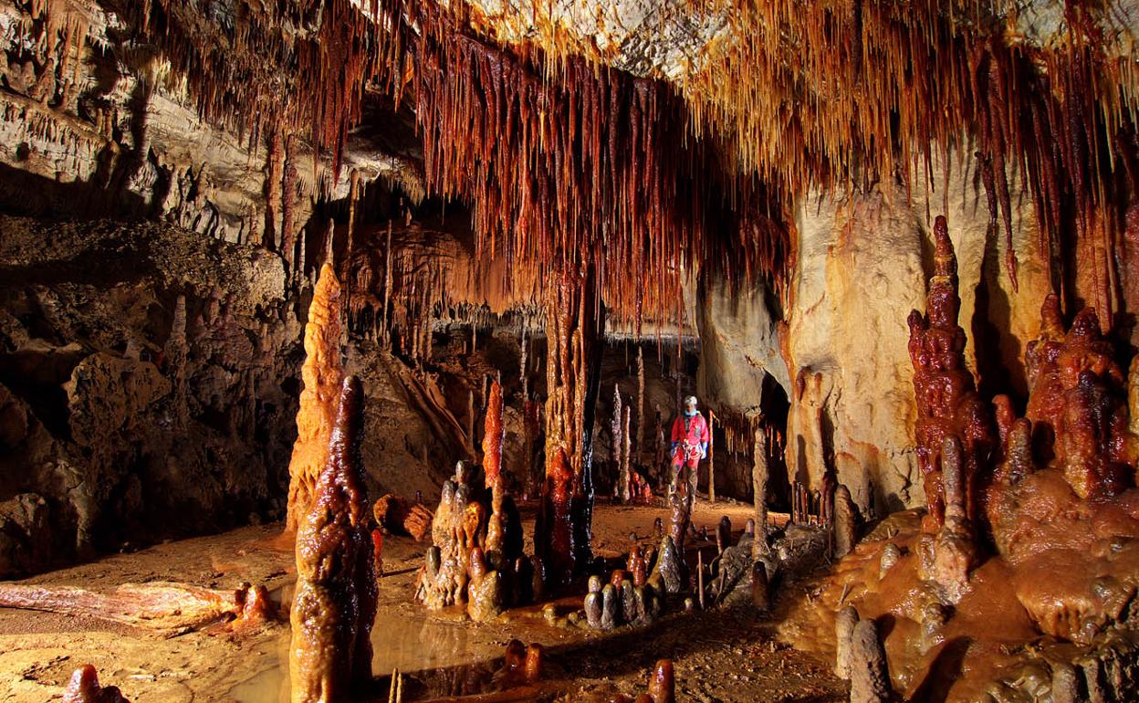 La Sala Roja, dentro de la cueva de Goikoetxe, donde se ha realizado el estudio de las estalagmitas. 