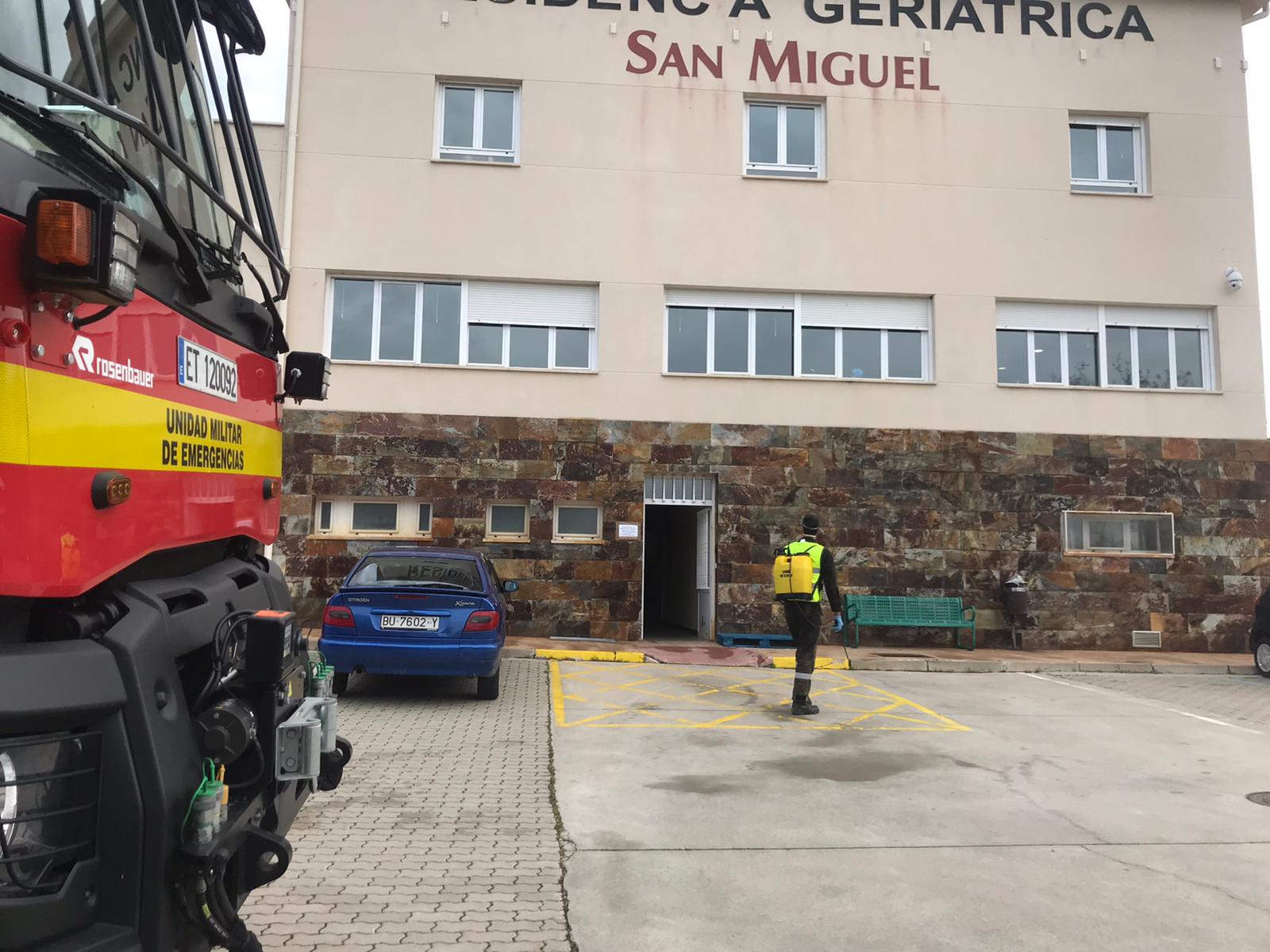 Fotos: La UME se despliega por la provincia para limpiar las residencias de ancianos