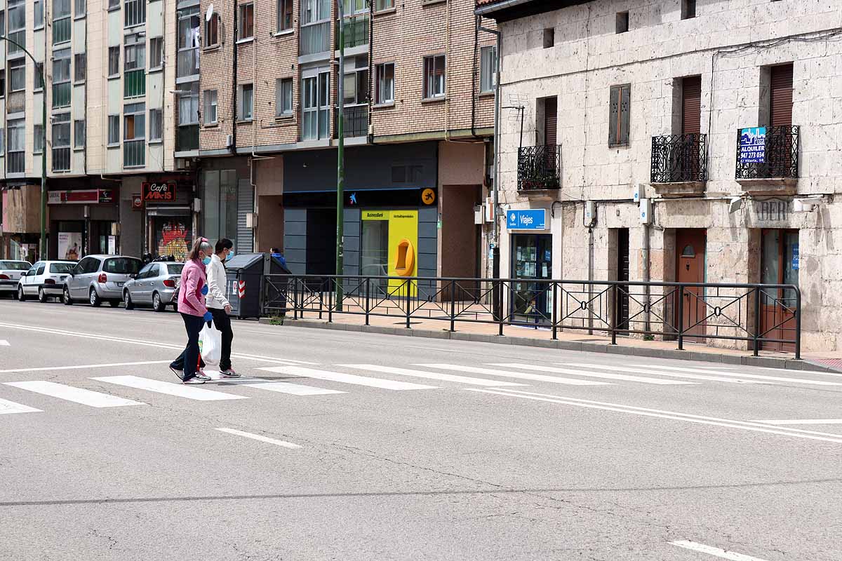 Las calles de Gamonal no soportaban la cantidad de gente habitual para un sábado por la mañana con una temperatura apacible. Si los burgaleses no pueden socializar ni expresarse en la calle, lo hacen en los balcones y ventanas. Los edificios del barrio de Gamonal son un ejemplo de ello.