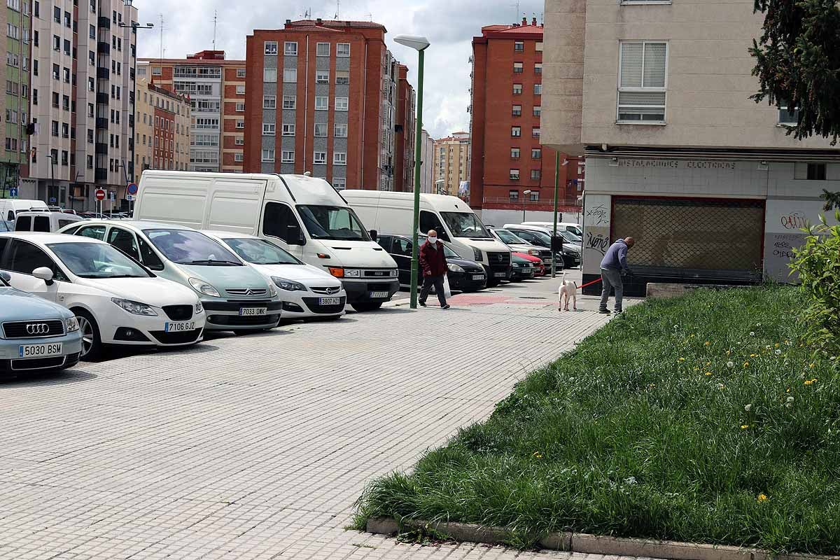 Las calles de Gamonal no soportaban la cantidad de gente habitual para un sábado por la mañana con una temperatura apacible. Si los burgaleses no pueden socializar ni expresarse en la calle, lo hacen en los balcones y ventanas. Los edificios del barrio de Gamonal son un ejemplo de ello.