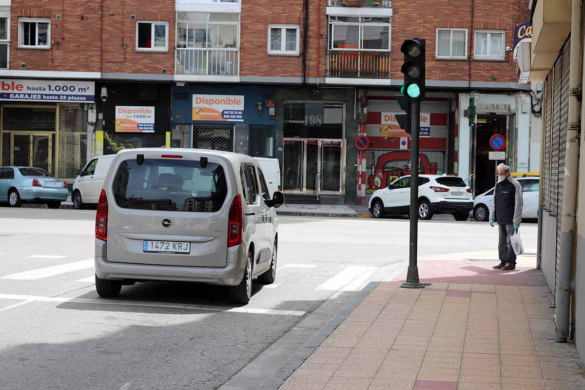 Las calles de Gamonal no soportaban la cantidad de gente habitual para un sábado por la mañana con una temperatura apacible. Si los burgaleses no pueden socializar ni expresarse en la calle, lo hacen en los balcones y ventanas. Los edificios del barrio de Gamonal son un ejemplo de ello.