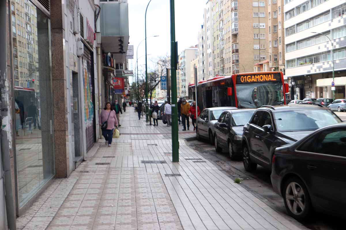Las calles de Gamonal no soportaban la cantidad de gente habitual para un sábado por la mañana con una temperatura apacible. Si los burgaleses no pueden socializar ni expresarse en la calle, lo hacen en los balcones y ventanas. Los edificios del barrio de Gamonal son un ejemplo de ello.