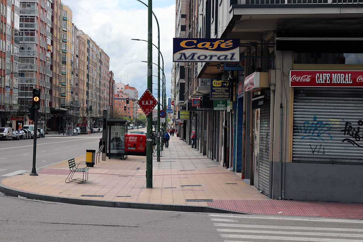 Las calles de Gamonal no soportaban la cantidad de gente habitual para un sábado por la mañana con una temperatura apacible. Si los burgaleses no pueden socializar ni expresarse en la calle, lo hacen en los balcones y ventanas. Los edificios del barrio de Gamonal son un ejemplo de ello.