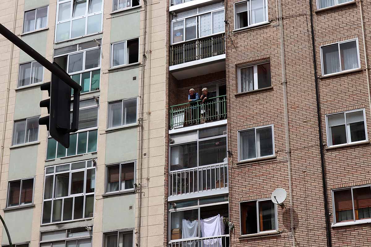 Las calles de Gamonal no soportaban la cantidad de gente habitual para un sábado por la mañana con una temperatura apacible. Si los burgaleses no pueden socializar ni expresarse en la calle, lo hacen en los balcones y ventanas. Los edificios del barrio de Gamonal son un ejemplo de ello.