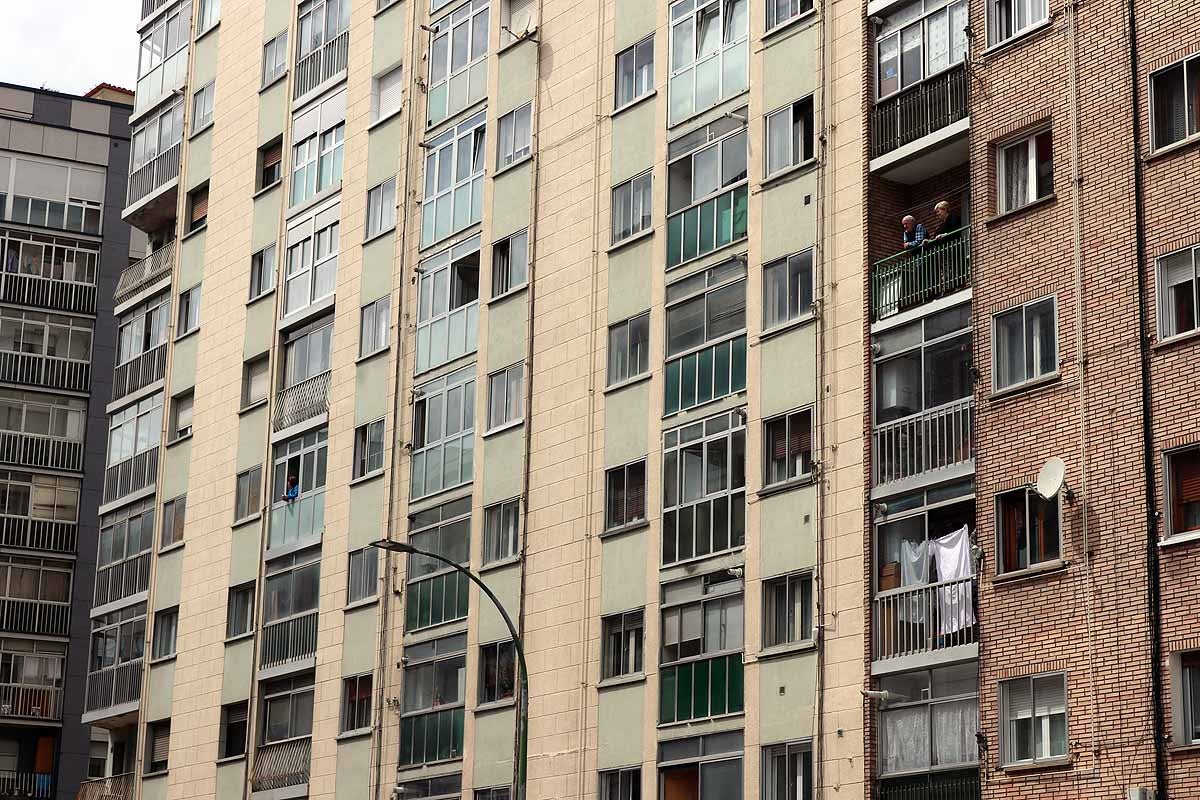 Las calles de Gamonal no soportaban la cantidad de gente habitual para un sábado por la mañana con una temperatura apacible. Si los burgaleses no pueden socializar ni expresarse en la calle, lo hacen en los balcones y ventanas. Los edificios del barrio de Gamonal son un ejemplo de ello.