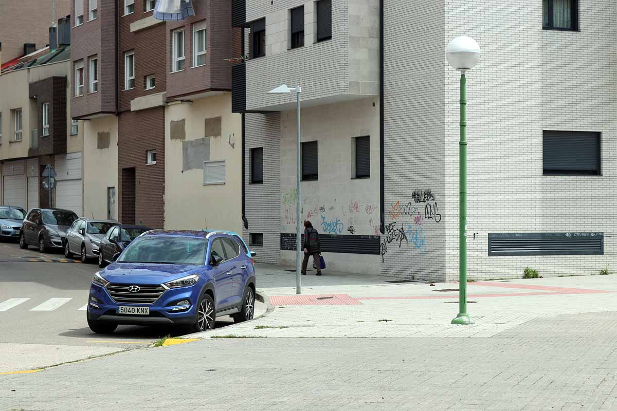 Las calles de Gamonal no soportaban la cantidad de gente habitual para un sábado por la mañana con una temperatura apacible. Si los burgaleses no pueden socializar ni expresarse en la calle, lo hacen en los balcones y ventanas. Los edificios del barrio de Gamonal son un ejemplo de ello.