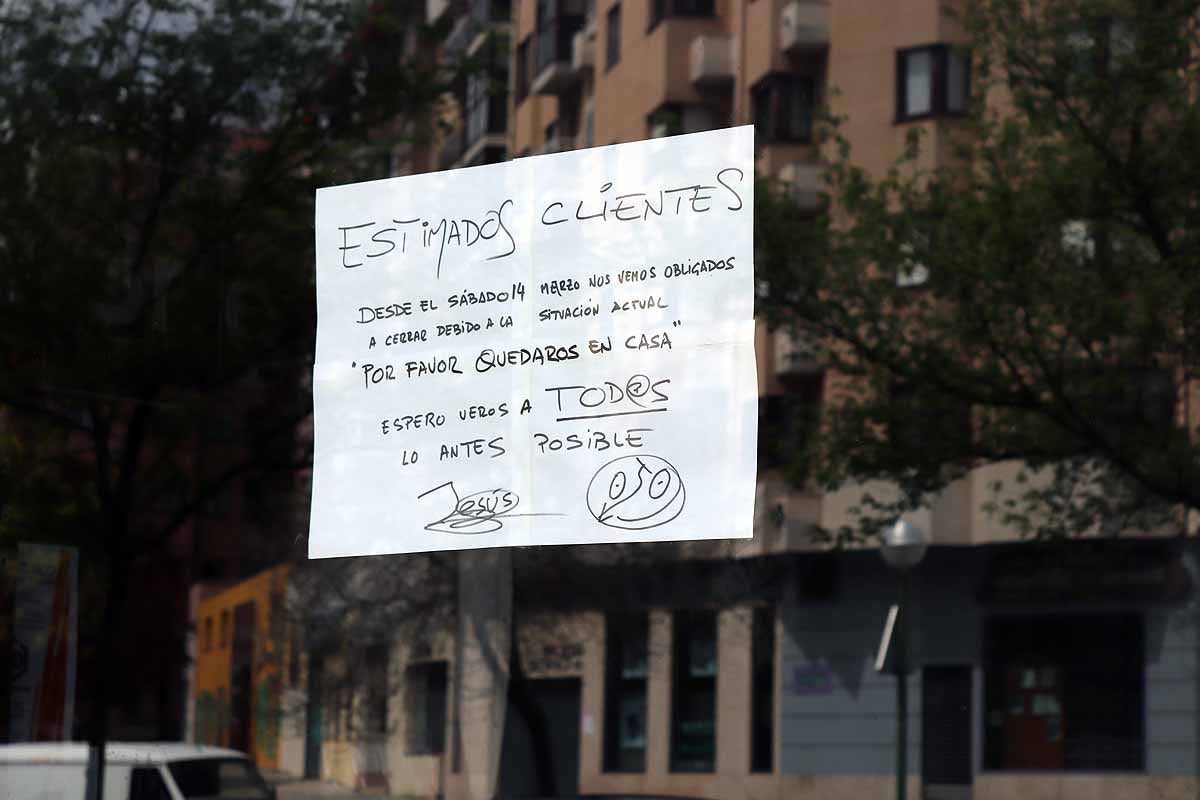 Las calles de Gamonal no soportaban la cantidad de gente habitual para un sábado por la mañana con una temperatura apacible. Si los burgaleses no pueden socializar ni expresarse en la calle, lo hacen en los balcones y ventanas. Los edificios del barrio de Gamonal son un ejemplo de ello.