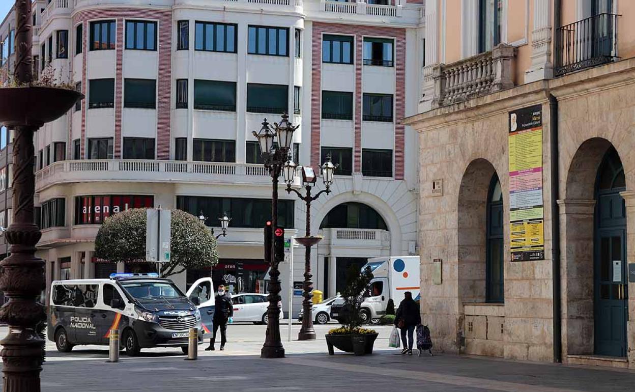 Imagen de una patrulla de la Policía Nacional vigilando el confinamiento