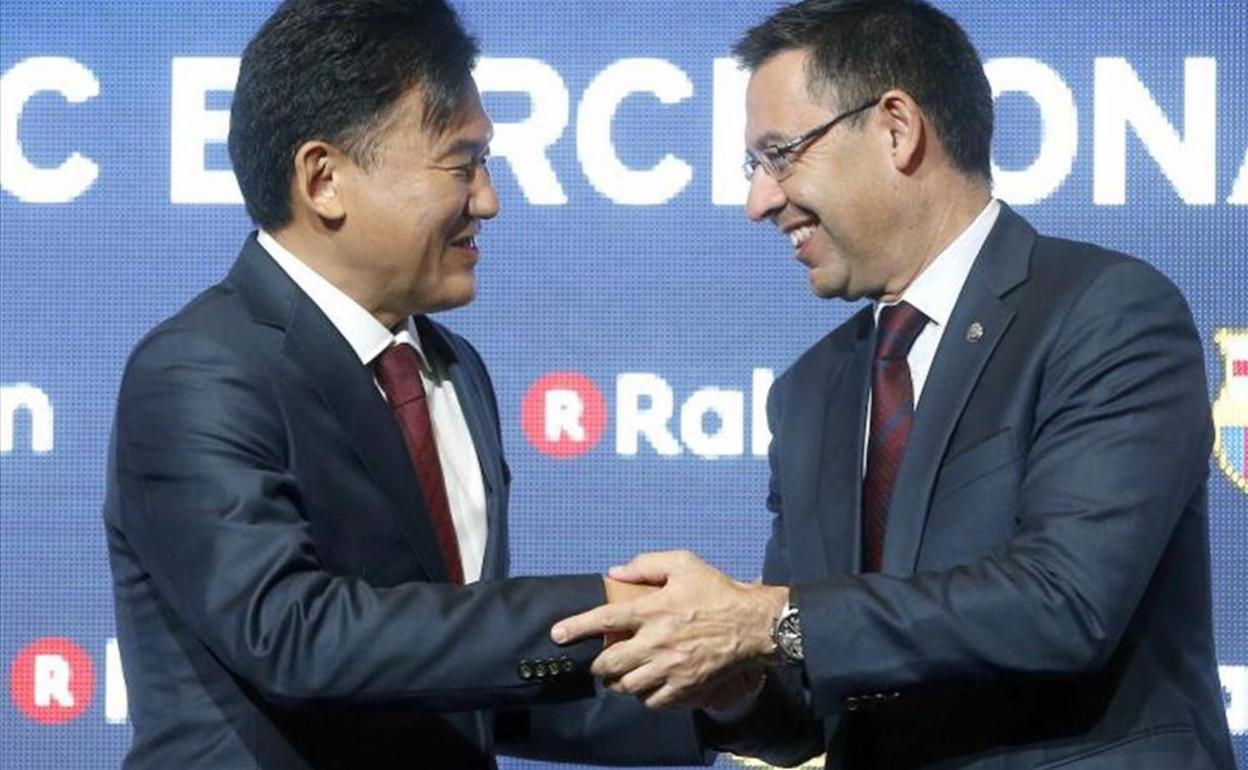 El presidente del Barça, Josep Maria Bartomeu (d), en al acto de firma con su patrocinador. 