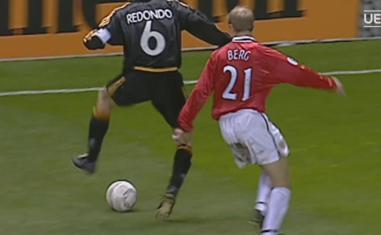 El histórico taconazo de Fernando Redondo en Old Trafford. 