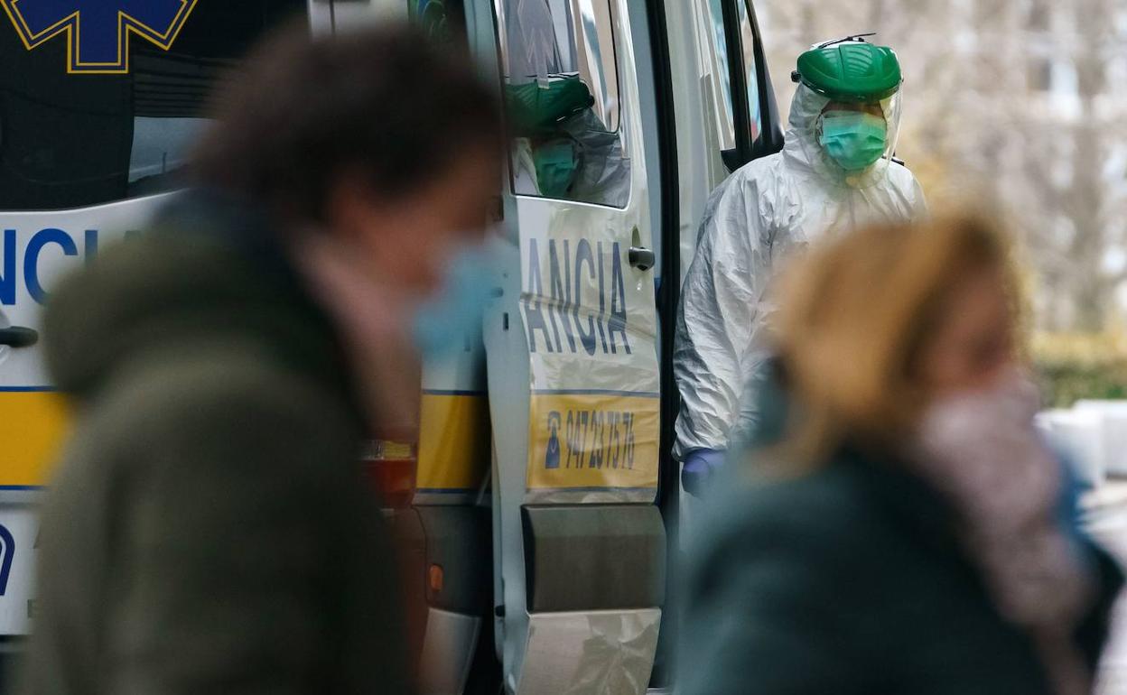 Imagen de sanitarios y población a las puertas del HUBU