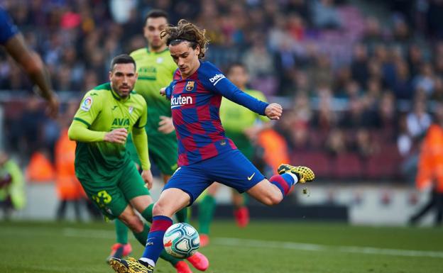 Griezmann remata en un partido ante el Eibar. 