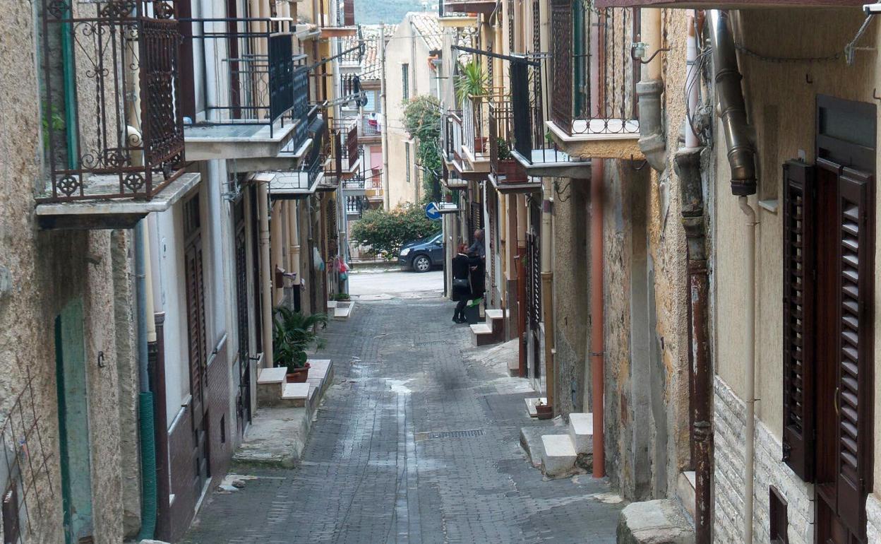 Una calle vacía en Corleone, Sicilia.