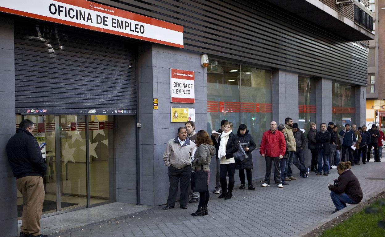 Cola ente una oficina de empleo del INEM.