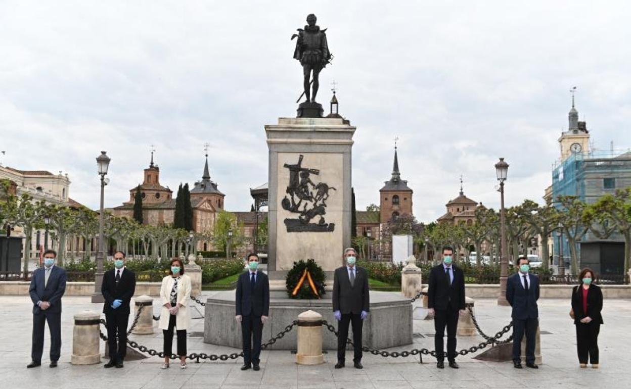 Homenaje ante el monumento de Miguel de Cervantes para conmemorar su muerte 