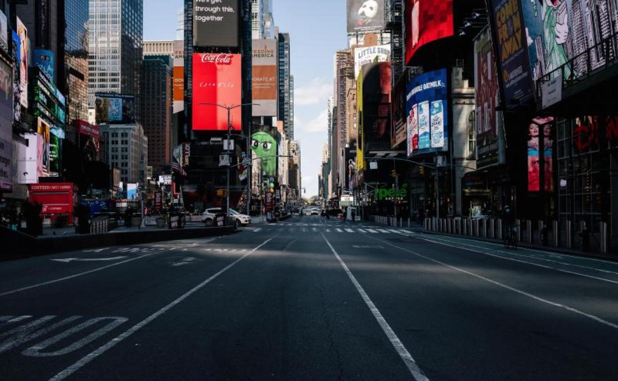 Aspecto de la plaza neoyorquina de Times Square, totalmente vacía.