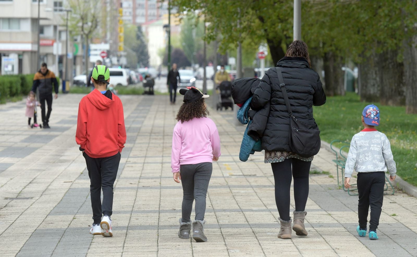 Un niño corre con su padre en Aranda de Duero. 